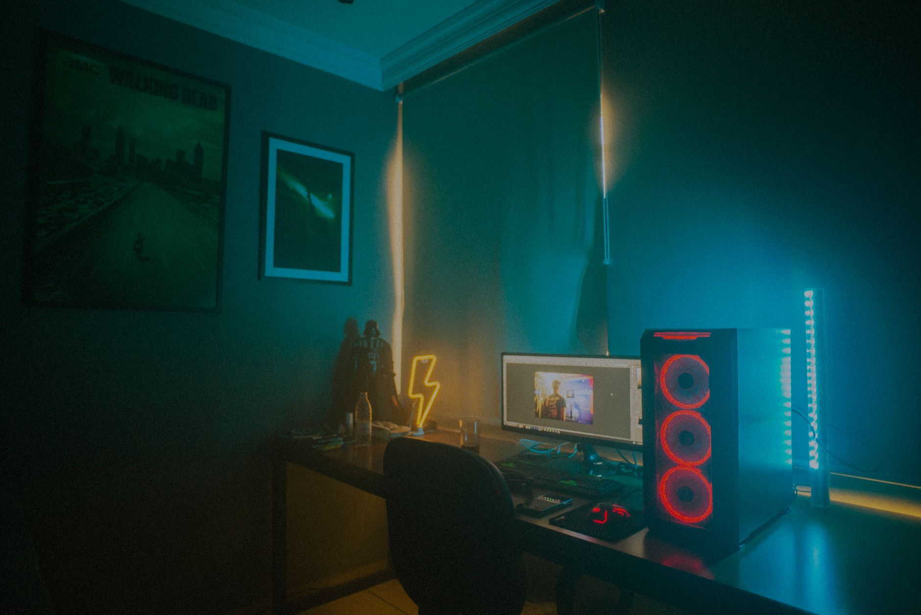 Gaming Raum mit Neon-Beleuchtung